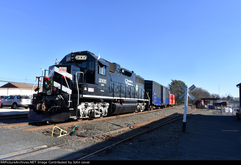 DRR TFT train paused at the Builders General Supply in Freehold